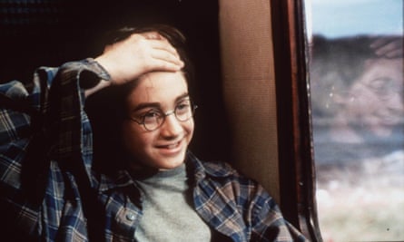 Радклиф сресва косата си, за да покаже белега си (и веждите) в Хари Потър и Философският камък, 2001 г.