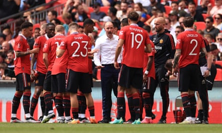 Erik ten Hag mencoba mengerahkan pasukannya di Wembley.