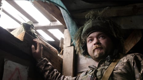What it's like to walk on the Ukraine frontline – video