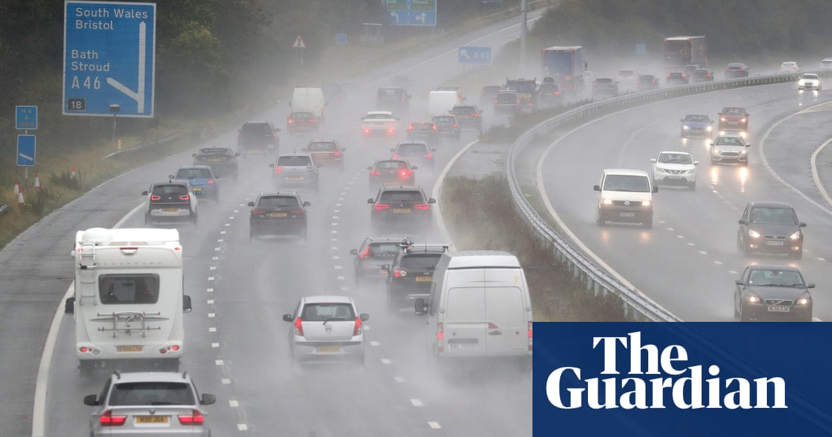 UK drivers want lower wet-weather motorway speed limit, finds poll