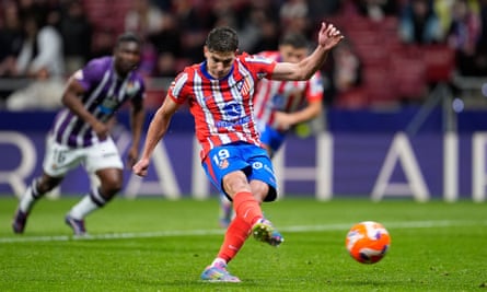 Julián Alvarez scores from the penalty spot.