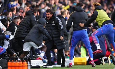 Le manager de Leeds, Javi Gracia (au centre), célèbre le but de Junior Firpo lors de la victoire 1-0 du mois dernier contre Southampton.