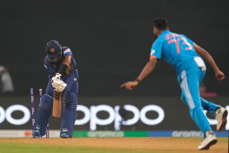 Mendis is bowled out by Siraj