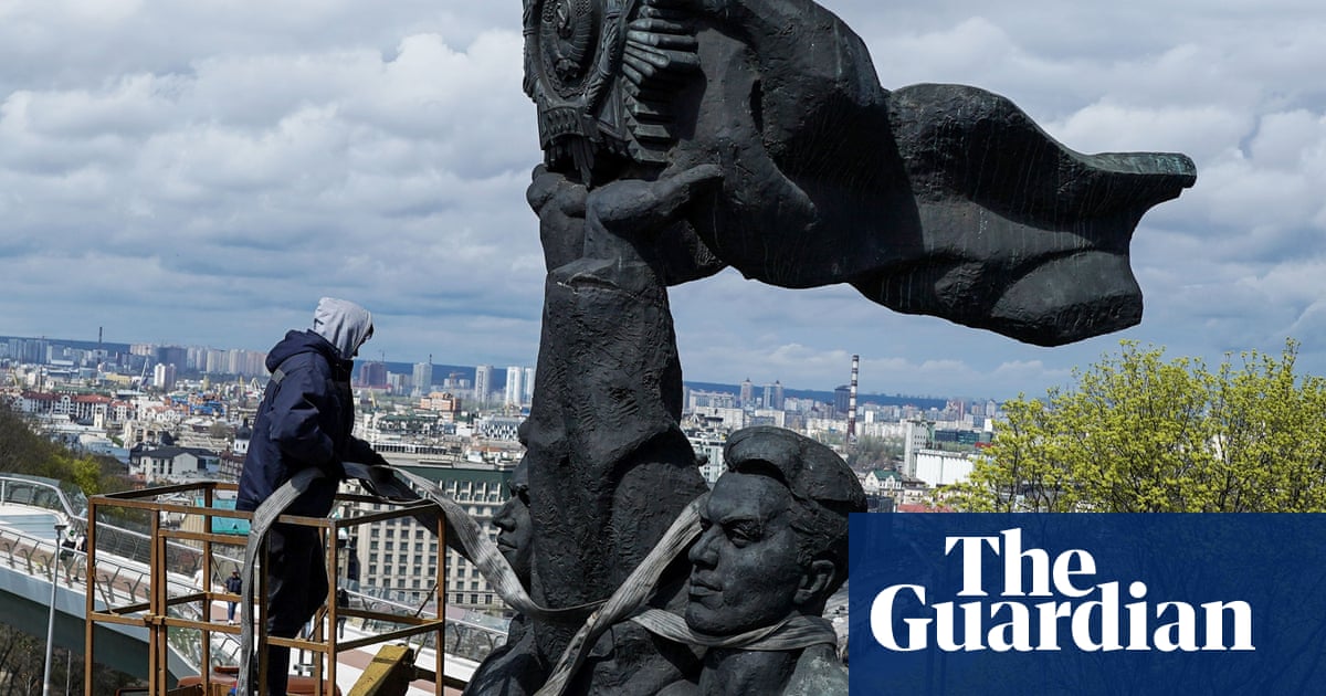 Kyiv dismantles Ukraine-Russia friendship statue – video