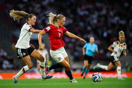 Marie Müller of Germany in a duel against Mathilde Harviken of Norway.