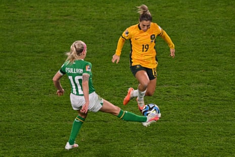 Australia's midfielder #19 Katrina Gorry (R) and Ireland's midfielder #10 Denise O'Sullivan fight for the ball