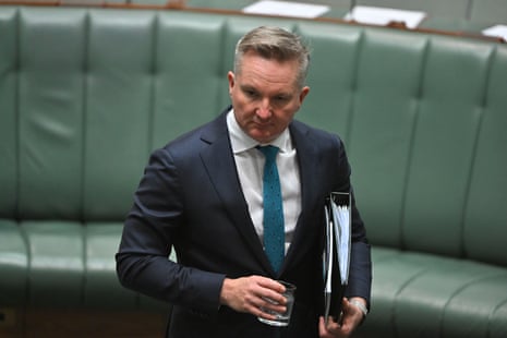 El Ministro de Cambio Climático, Chris Bowen, llega para el turno de preguntas a la Cámara de Representantes en el Parlamento en Canberra, el jueves 30 de noviembre de 2023.