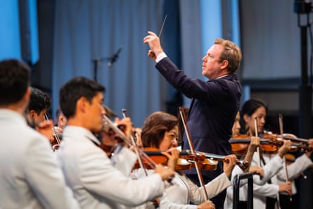Daniel Harding conducting the LA Phil in ‘Rachmaninoff Under The Stars’ at the Hollywood Bowl in August 2025