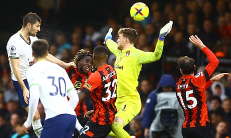 Ben Davies heads past Bournemeouth keeper Mark Travers to put Spurs level at 2-2.