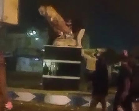 Protesters topple a statue of IRGC commander Qassem Suleimani