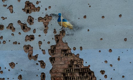 Una paloma pintada por el artista TvBoy adorna la pared de un edificio dañado por los bombardeos rusos en Irpin.