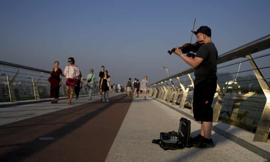 A thoroughfare instrumentalist performs