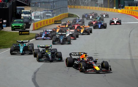 Pembalap Red Bull Max Verstappen mengungguli pebalap Mercedes Lewis Hamilton dan pebalap Aston Martin Fernando Alonso di awal balapan.