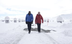 UK foreign secretary David Lammy with Norway’s foreign minister, Espen Barth Eide, walking on a snowy path