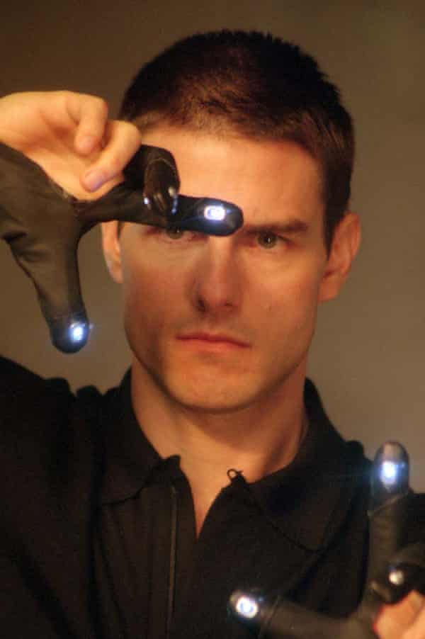 Tom Cruise as detective John Anderton in Minority Report.
