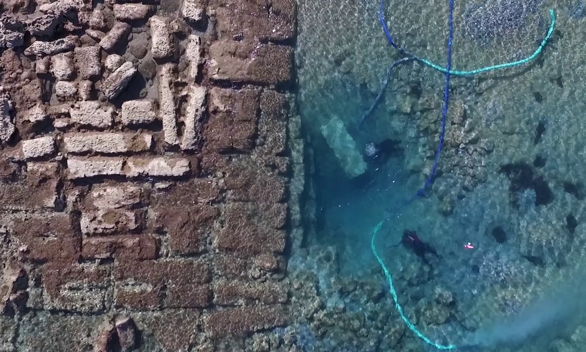 Los arqueólogos subacuáticos Matej Školc y Alex Tourtas excavan en el Puerto Exterior.