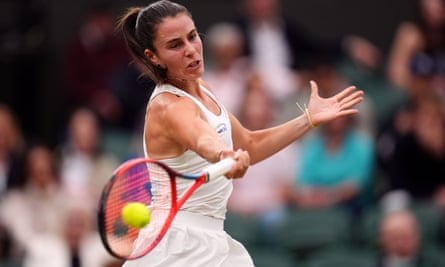 Emma Navarro in action against Jasmine Paolini