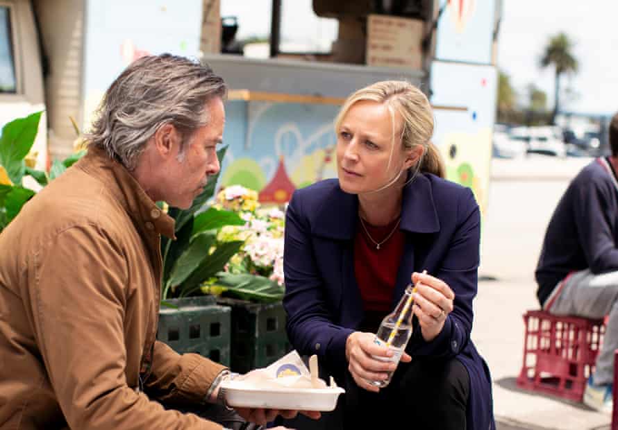 Jack (Guy Pearce) and Linda (Marta Dusseldorp)