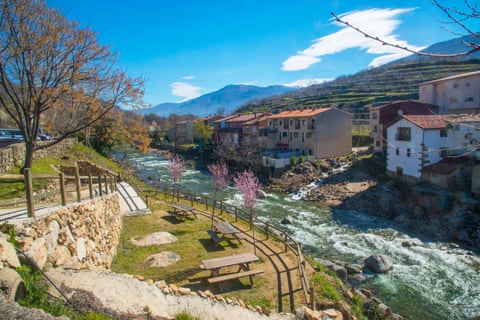 Lumi Jerte kalon nëpër Cabezuela del Valle.
