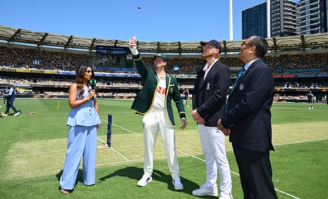 Steve Smith tosses the coin.