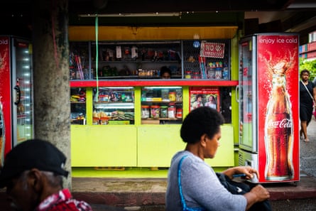 Un vendeur de magasin dans le centre de Fidji vend des collations de bus.