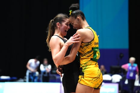 Kate Heffernan, da Nova Zelândia, e Shamera Sherling-Humphrey, da Jamaica, parabenizam-se após a disputa pela medalha de ouro no netball.