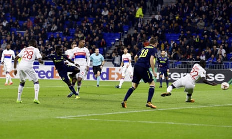 Idrissa Gueye of Everton with a chance on goal but he can’t direct it past the Lyon keeper.