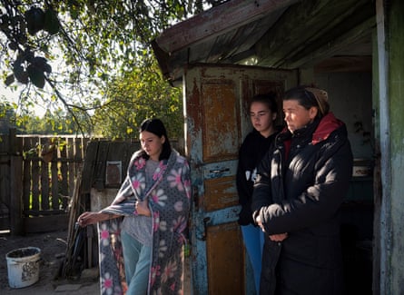 Maria and her daughters Iryna and Lena. Maria was receiving aid for displaced people, but the social services have suspended this allowance because the ruins of her house are back in government-controlled territory. Today she does not earn more than 15 euros a month.