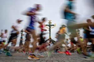 Blurred image of runners