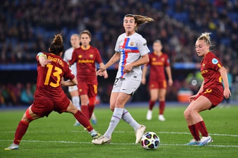 Patri Gujarro is surrounded by Roma defenders.