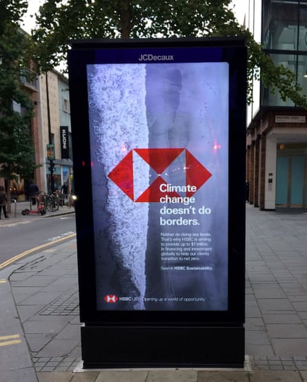 Watchdog, HSBC reklamlarını bankanın yeşil kimliklerine yeni bir darbe indirerek yasakladı | HSBC 1 Geçen yıl bir otobüs durağında HSBC reklamlarından biri.