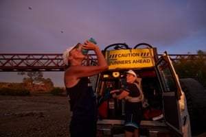 A fisioterapeuta da equipe, Ann Davies, observa Guli fazendo uma pausa na ponte Algebuckina, no sul da Austrália.