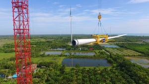 Lifting the blade of a Vestas turbine as part of the construction of the Had Kanghan project in Thailand.