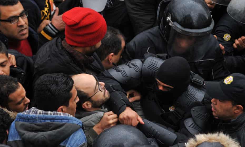 Protesters clash with security forces in Tunis