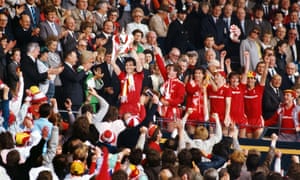 El capitán del Liverpool, Alan Hansen, levanta la Copa FA después de que el Liverpool había vencido al Everton 3-1 para ganar la final de la Copa FA de 1986.