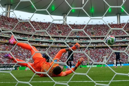 Uruguay goalkeeper Fernando Muslera fumbles Alex Baena’s changeable complete nan line