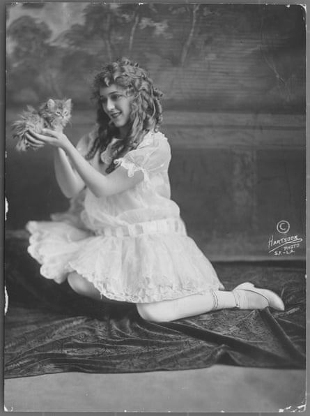 Mary Pickford holding a kitten