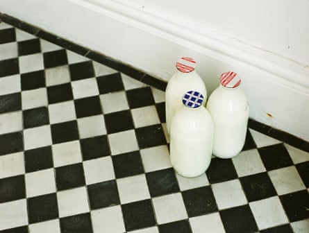 Tenho muitas garrafas: um tour com os últimos leiteiros da Grã-Bretanha 42 Milk & More: pints waiting on a doorstep