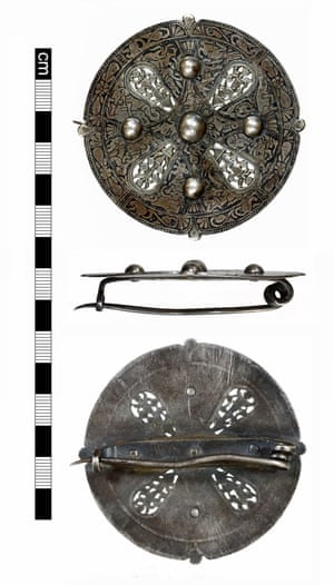 Broche médiévale ancienne en argent et niello