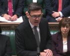 Andy Burnham, Küçük Karga hakkındaki kararın Muhafazakar Parti'nin 'berbat' bir şey olduğunu söyledi - video