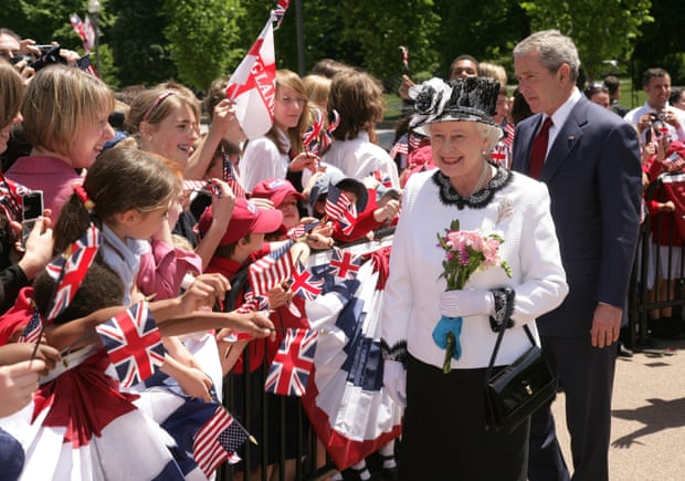 Queen Elizabeth II meets wellwishers outside the White House with George W Bush, 2007.