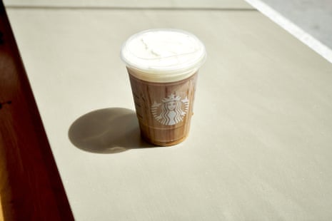 Bicchieri di plastica Starbucks nel contenitore per il riciclaggio con tracciabilità tecnologia