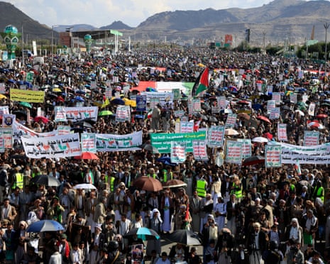 हौथी समर्थकों ने ईरान के साथ एकजुटता दिखाने के लिए यमन के सना में एक रैली में हिस्सा लिया