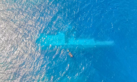 Imágenes de UAS de buzos de RNZN inspeccionando el área alrededor del HMNZS Manawanui en la costa sur de Upulo como parte de la Operación Resolución.