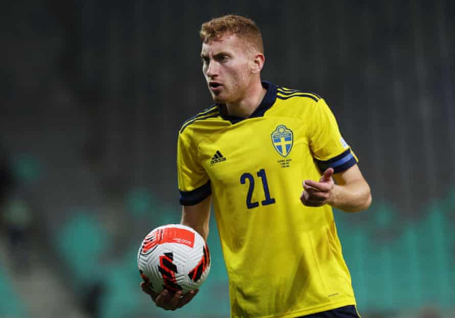 Dejan Kulusevski pone el partido lejos de Eslovenia con un segundo gol tardío.