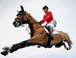 El alemán Daniel Deusser monta a Calisto Blue en el evento de salto por equipos de la copa de las naciones en Aquisgrán, Alemania.