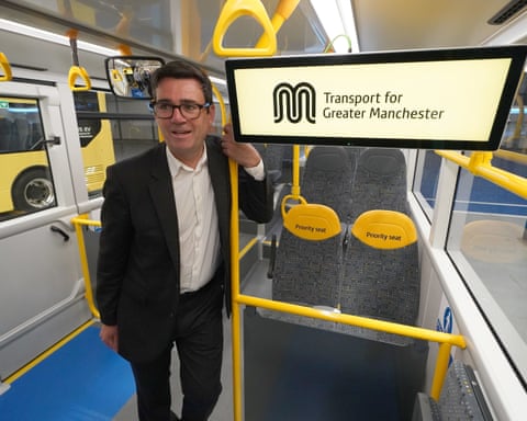 Andy Burnham on a Bee Network bus. dqxikeidqkikdinv