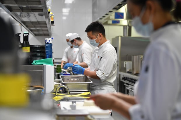 Les travailleurs préparent la nourriture au restaurant japonais Nobu à Crown Sydney