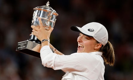 Iga Swiatek with the French Open trophy in 2022.