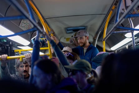 people connected a autobus